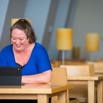 A graduate student studies in Hedberg Library.