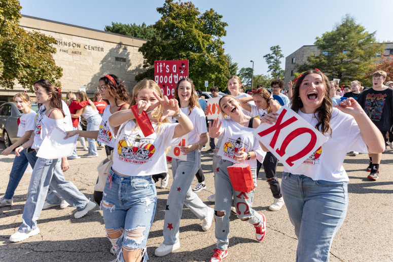 Sorority students in '23 Homecoming Parade
