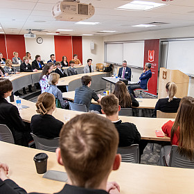 Kunal Kapoor, CEO of Chicago-based Morningstar, and Jim Padilla, dean of the School of Business and Economics, speaking to a classroom of...